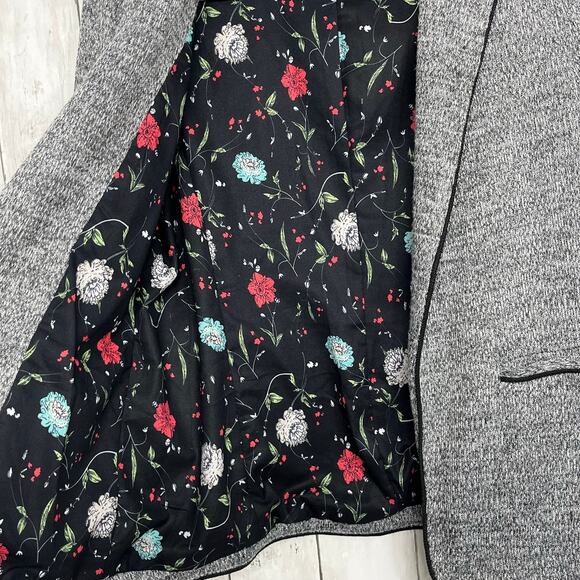 Skies Are Blue Textured Gray Blazer with Floral Interior - Picture 4 of 12